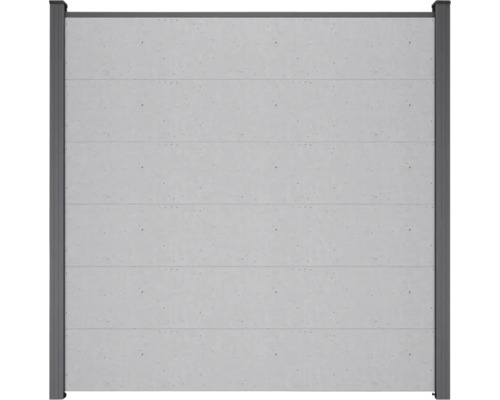 Betonzaun mit horizontalen Linien