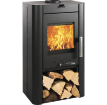 Kaminofen mit Holzfach und brennendem Feuer