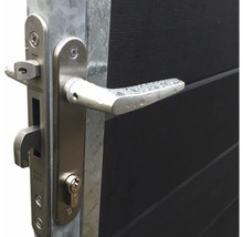 Detailansicht eines Locinox-Torschlosses mit Griff und Verriegelungsmechanismus an einem schwarzen Gartentor