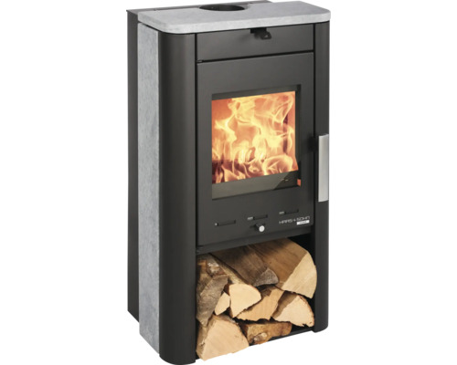 Kaminofen mit Holzfach und Flammen