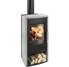 Kaminofen mit Holzfach und brennendem Feuer