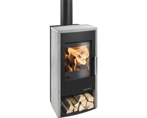 Kaminofen mit Holzfach und brennendem Feuer