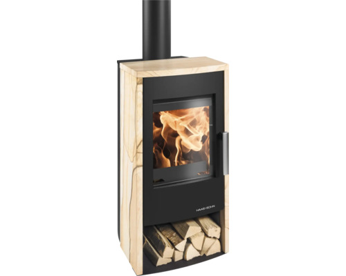 Kaminofen mit Holzfach und Feuer im Brennraum