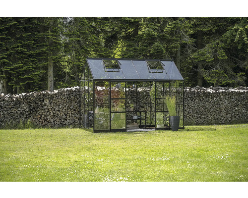 Gewächshaus mit Glas und Metallrahmen im Garten