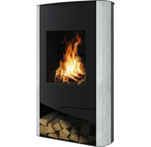 Kaminofen mit Holzfeuer und Holzlagerfach