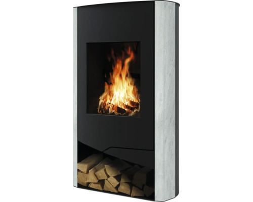 Kaminofen mit Holzfeuer und Holzlagerfach