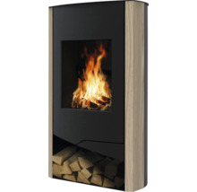 Kaminofen mit Holzfach und brennendem Feuer