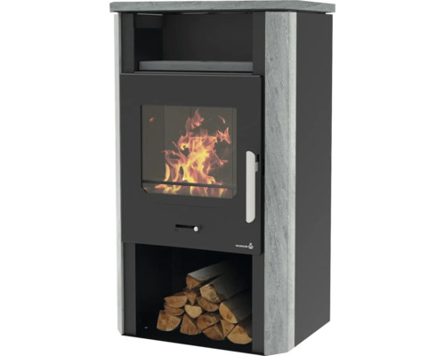 Kaminofen mit Holzfach und Feuer im Brennraum