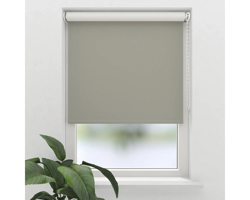 Blick auf ein Fenster mit einem grauen Rollo