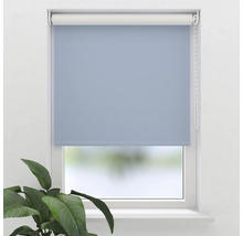 Fenster mit hellblauem Rollo