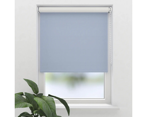 Blaues Rollo am Fenster mit Kettenzug
