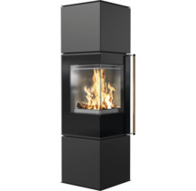 Kaminofen mit Glasfenster und Holzfeuer