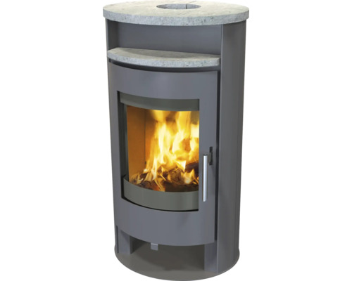 Kaminofen mit Holzfeuer und Natursteinverkleidung