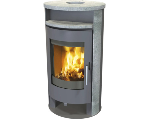 Kaminofen mit Holzfeuer hinter Glas