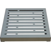Quadratischer Rost aus Metall mit Schlitzen