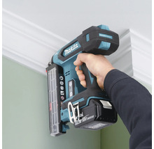 Makita Akku Nagler im Einsatz zum Anbringen einer Zierleiste