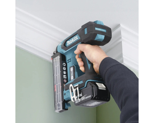 Makita Akku Nagler im Einsatz zum Anbringen einer Zierleiste