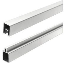 Zwei Vierkantrohre aus Metall im Detail.