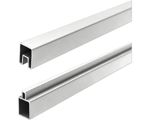 Zwei Vierkantrohre aus Metall im Detail.