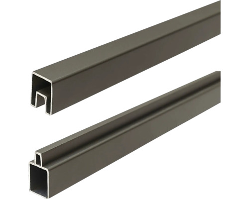 Zwei Metallprofile mit rechteckigem Querschnitt