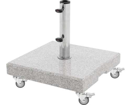 Quadratischer Sonnenschirmständer aus Granit mit Rollen und einem Stahlrohr zur Schirmbefestigung.