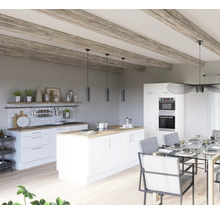 Heller Küchenraum mit Kochinsel, Esstisch und Holzbalkendecke.