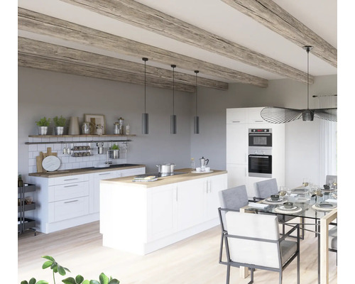 Heller Küchenraum mit Kochinsel, Esstisch und Holzbalkendecke.