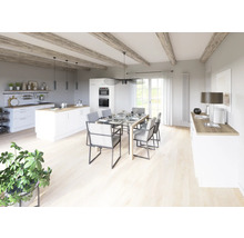 Heller, geräumiger Küchen- und Essbereich mit Holzbalken, Esstisch mit Stühlen, Küchenzeile und Dekorationen.