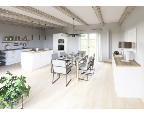 Heller, geräumiger Küchen- und Essbereich mit Holzbalken, Esstisch mit Stühlen, Küchenzeile und Dekorationen.