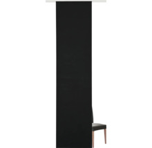 Schwarzes Rollo mit Seitenzug und Stuhl mit Holzbeinen