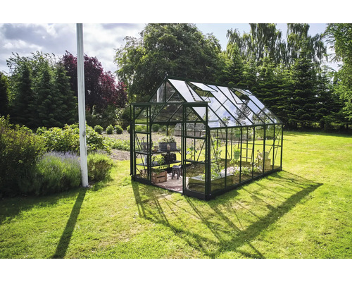 Gewächshaus im Garten mit geöffneten Fenstern zur Belüftung.