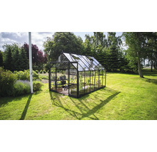 Gewächshaus aus Glas mit Stahlrahmen im Garten.