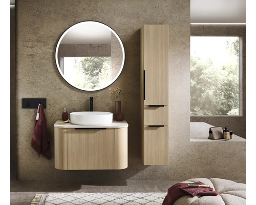 Badezimmer mit Waschtischunterschrank, Aufsatzwaschbecken, Spiegelschrank und Hochschrank in hellem Holzdekor