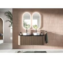 Modernes Badezimmer mit Doppelwaschtisch, Unterschrank und beleuchteten Spiegeln