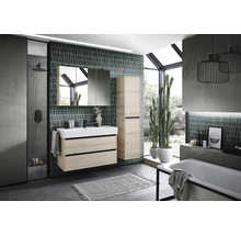 Modernes Badezimmer mit Waschtisch, Spiegelschrank, Hochschrank und Badewanne.