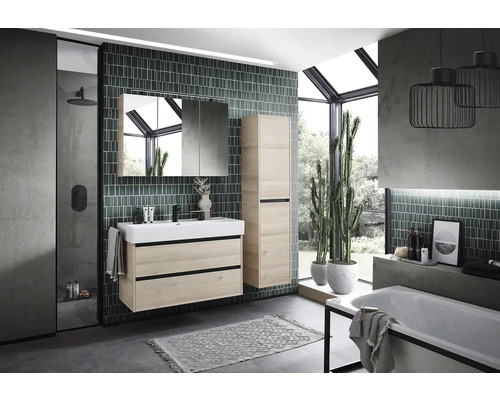 Modernes Badezimmer mit Waschtisch, Spiegelschrank, Hochschrank und Badewanne.