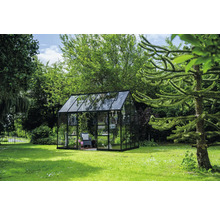 Gewächshaus aus Glas und Metall im Garten