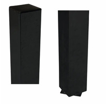 Zwei schwarze Vierkanthölzer im Detail.
