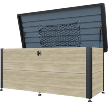 Geöffnete Gartenbox zur Aufbewahrung von Gartenutensilien