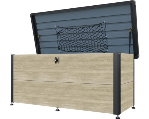 Geöffnete Gartenbox zur Aufbewahrung von Gartenutensilien