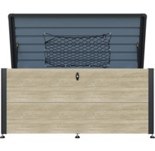 Geöffnete Gartenbox aus Holz mit Netz zur Aufbewahrung