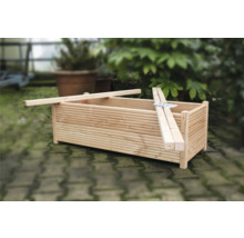 Holzblumenkasten mit Holzlatten und Brettern