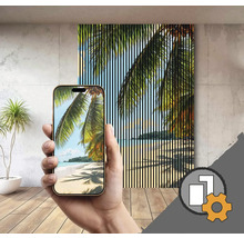Eine Lamellenverkleidung mit Strandmotiv wird mit einem Smartphone fotografiert.