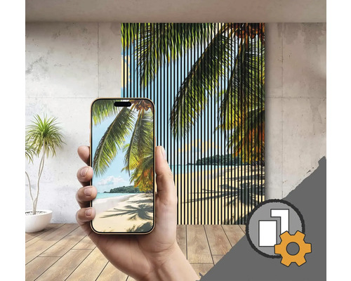Eine Lamellenverkleidung mit Strandmotiv wird mit einem Smartphone fotografiert.