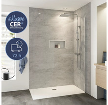 Begehbare Dusche mit Duschwanne, Duscharmatur und eingebautem Regal