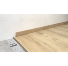 Verlegung von Laminatboden mit Fußleiste und Dämmunterlage.