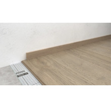 Laminatboden mit Sockelleiste und Trittschalldämmung