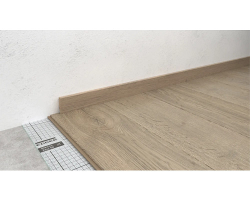 Laminatboden mit Sockelleiste und Trittschalldämmung
