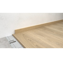 Szene mit Laminatboden, Sockelleiste und Trittschalldämmung