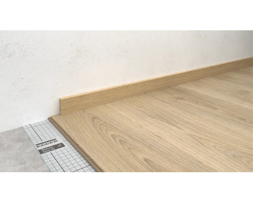 Szene mit Laminatboden, Sockelleiste und Trittschalldämmung